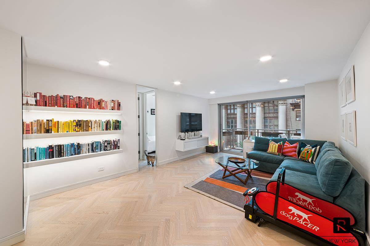 Mint condition 1 bed, 1 bath in a full service building, with super low monthly maintenance.