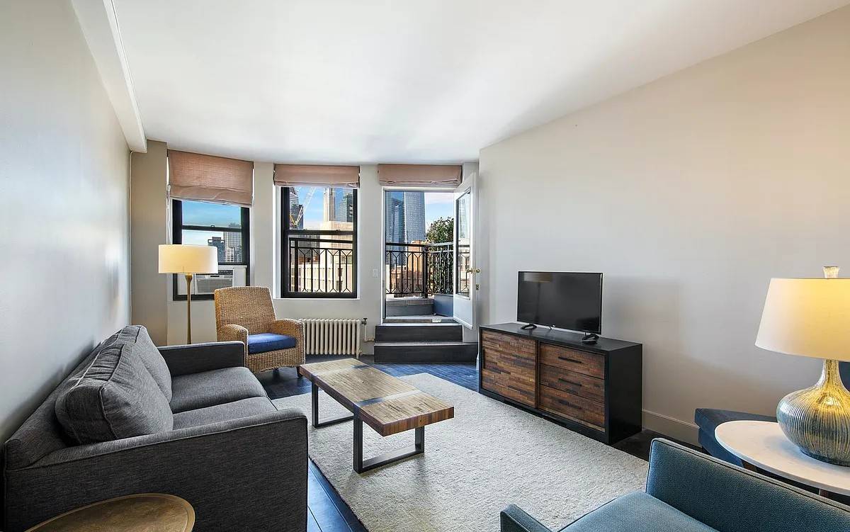 NEXT SHOWING FRIDAY 6 6 3 4PM LG 1 BED W BALCONY 19TH FL.