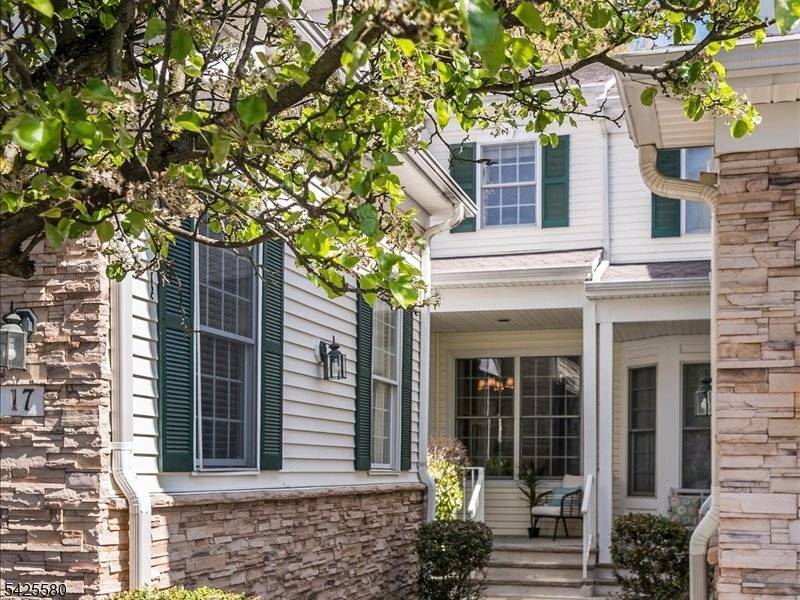 Carefree condo living on a quiet cul de sac in desirable Roseland Green !