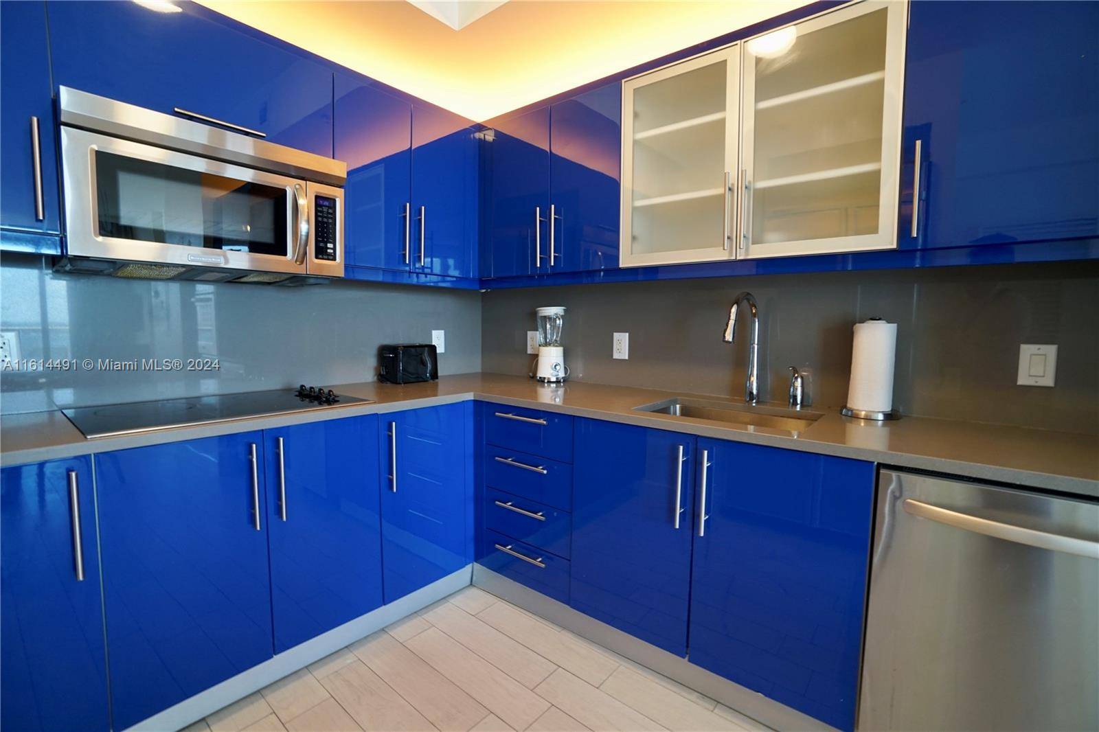 Motivated Seller, Don't lose your opportunity, Luxury 2 2 plus den, Waterview, No rental restriction, fantastic return income or vacation apartment in the best Florida Beaches, Las Olas Boulevard, Ocean ...