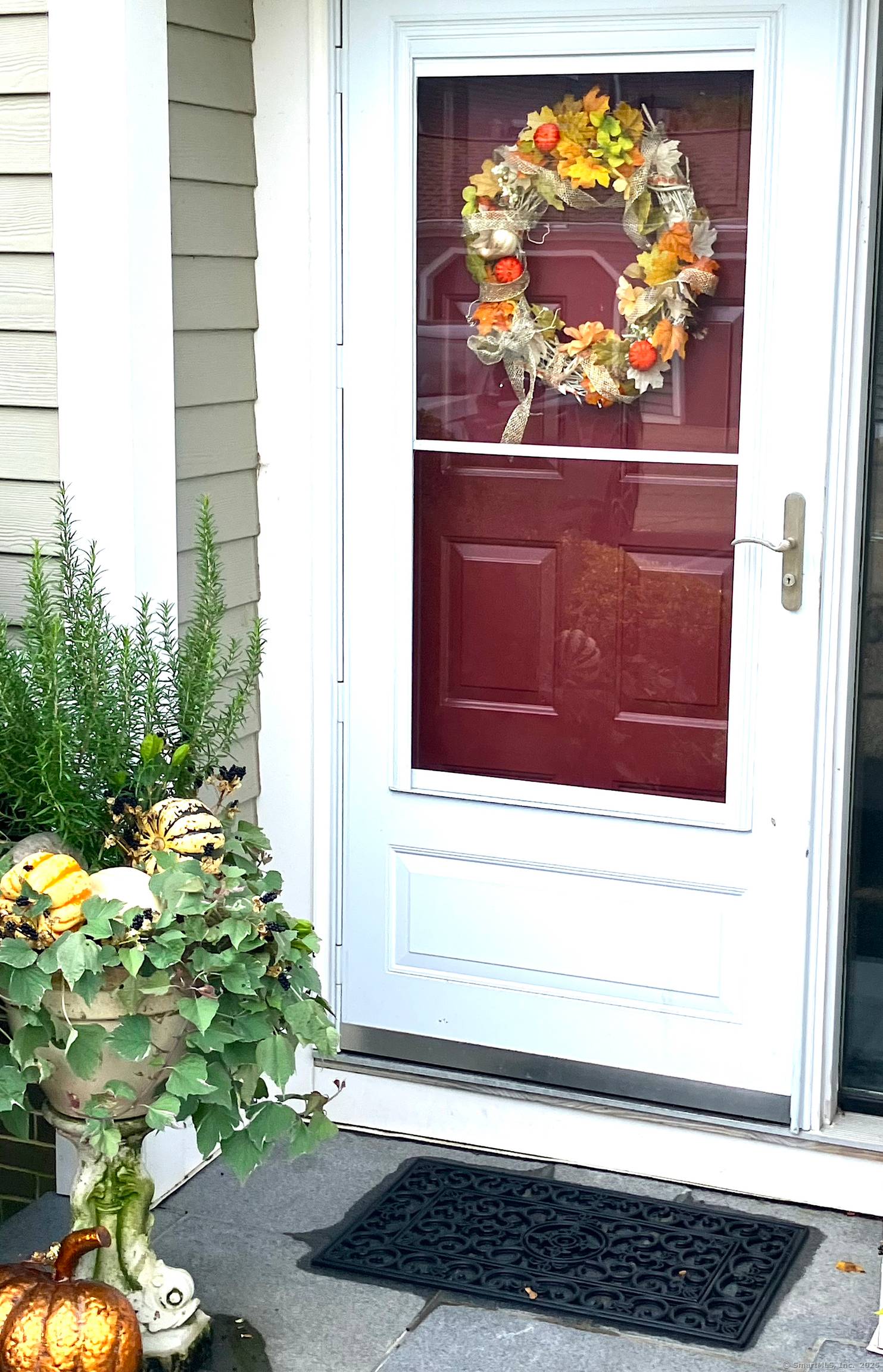 One of a kind end unit in one of the best condo complexes in Norwalk !