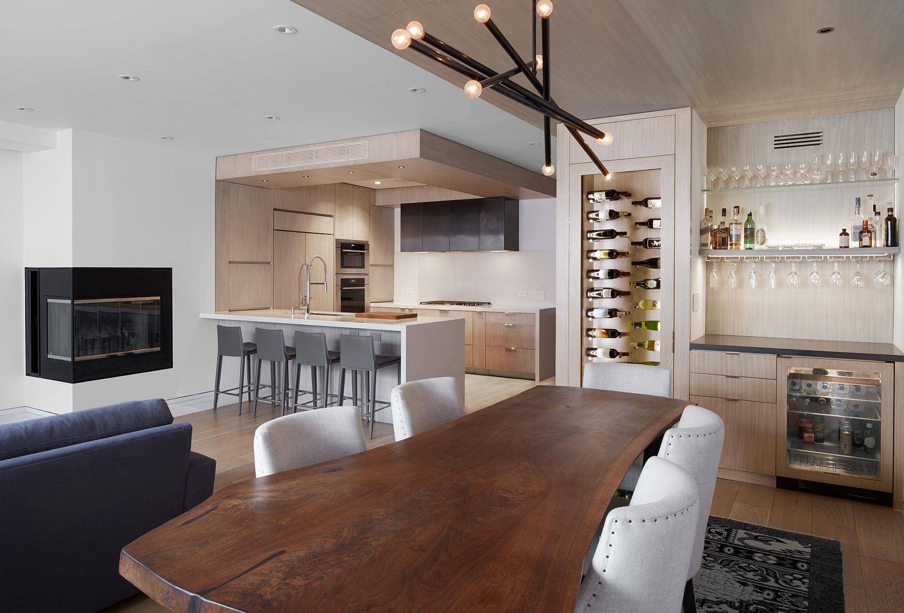 Welcome to this stunning, turn key, south facing full floor condo !