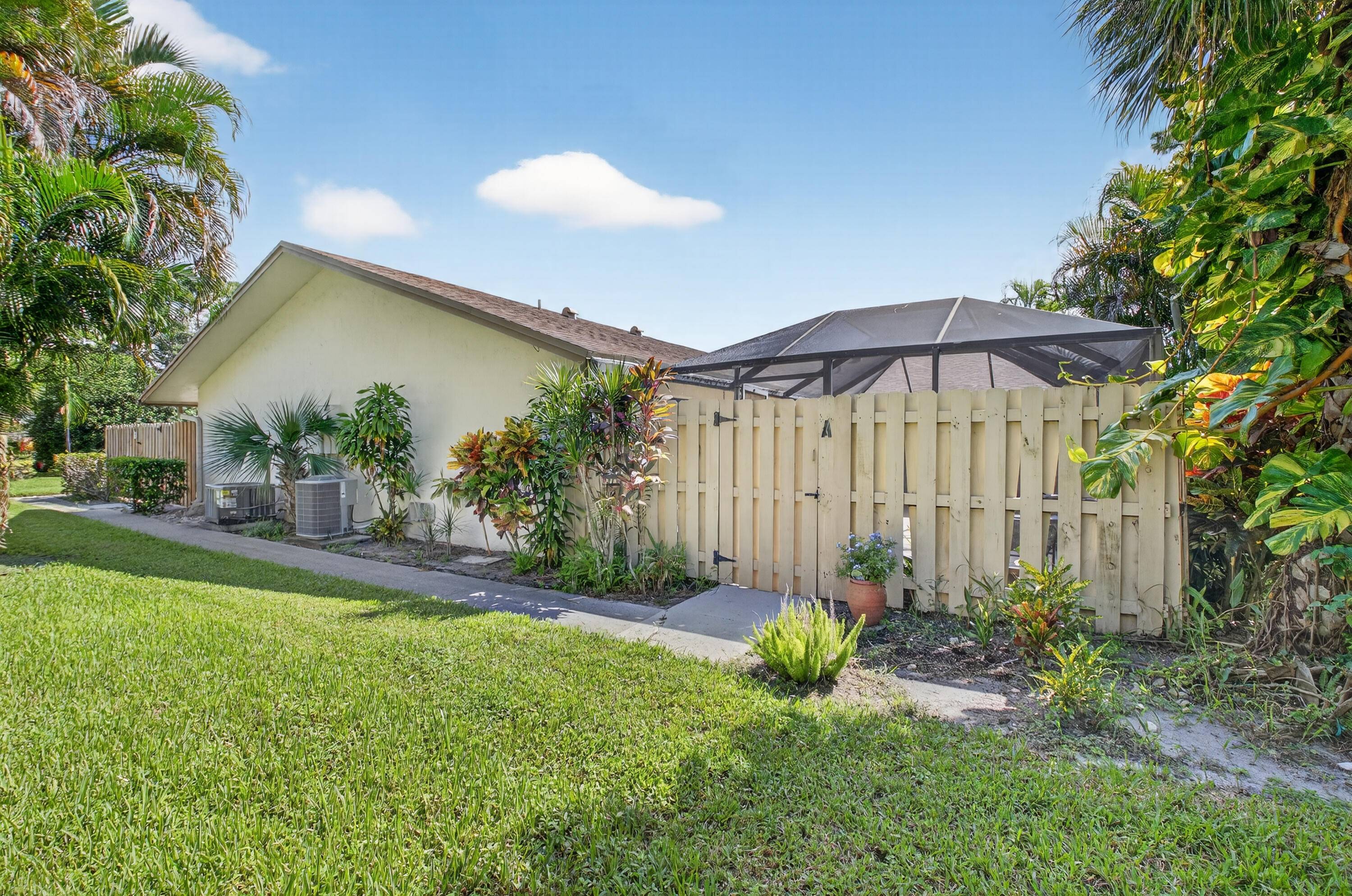 PRIVATE CORNER LOCATION, BRIGHT, SPACIOUS VILLA, 2 BEDROOMS, 2 BATHS, SPLIT BEDROOMS, EAT IN KITCHEN, SPACIOUS PRIMARY BDRM FOR KING BED WITH WALK IN CLOSET.