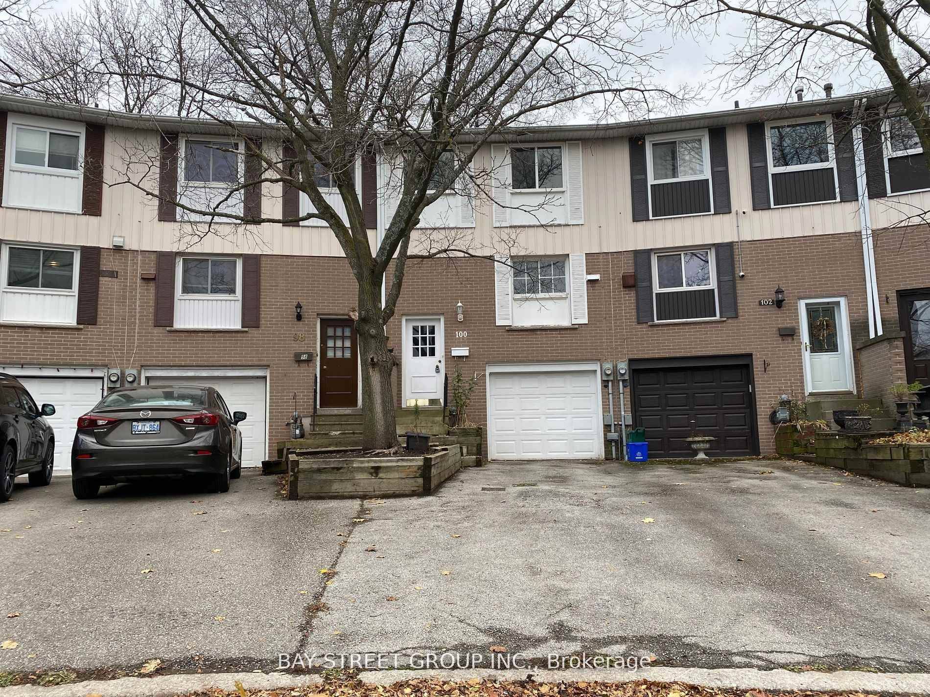 Bright amp ; Spacious 3 Bedroom, 2 Bathroom Freehold Townhouse In The Prestigious College Park On A Quiet Cul De Sac.