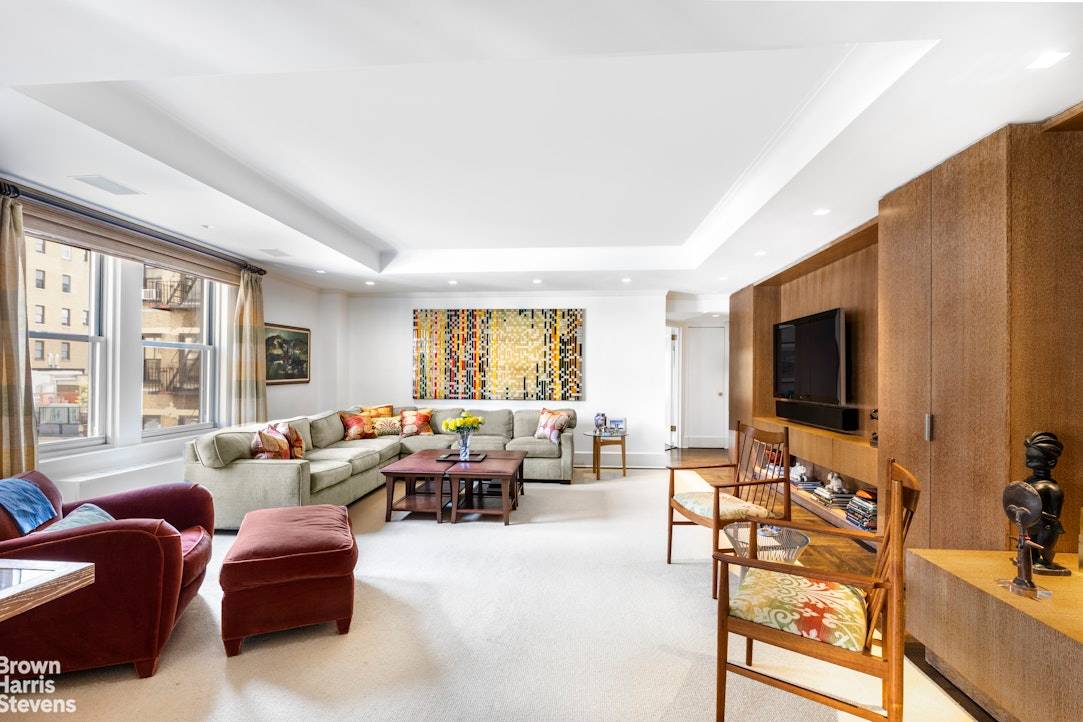 Big, bright and beautiful Classic Six with 3 exposures, directly across the street from Riverside Park !