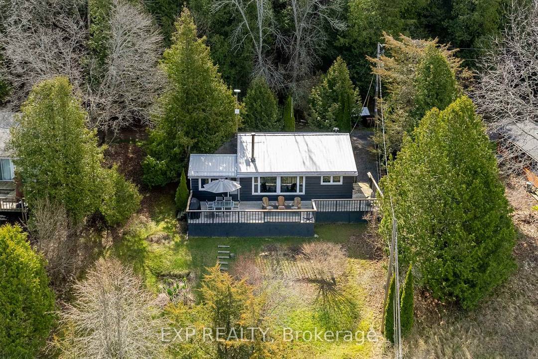 This fabulous and stylish Licensed 3 season cottage S.