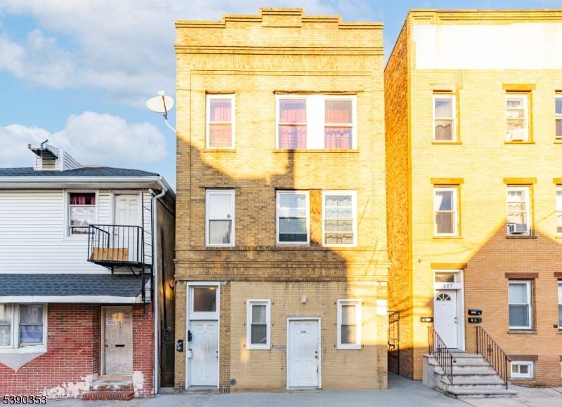 Discover this spacious and well maintained 3 family home in the heart of Elizabeth, NJ, offering a total of 9 bedrooms and 3 bathrooms ?