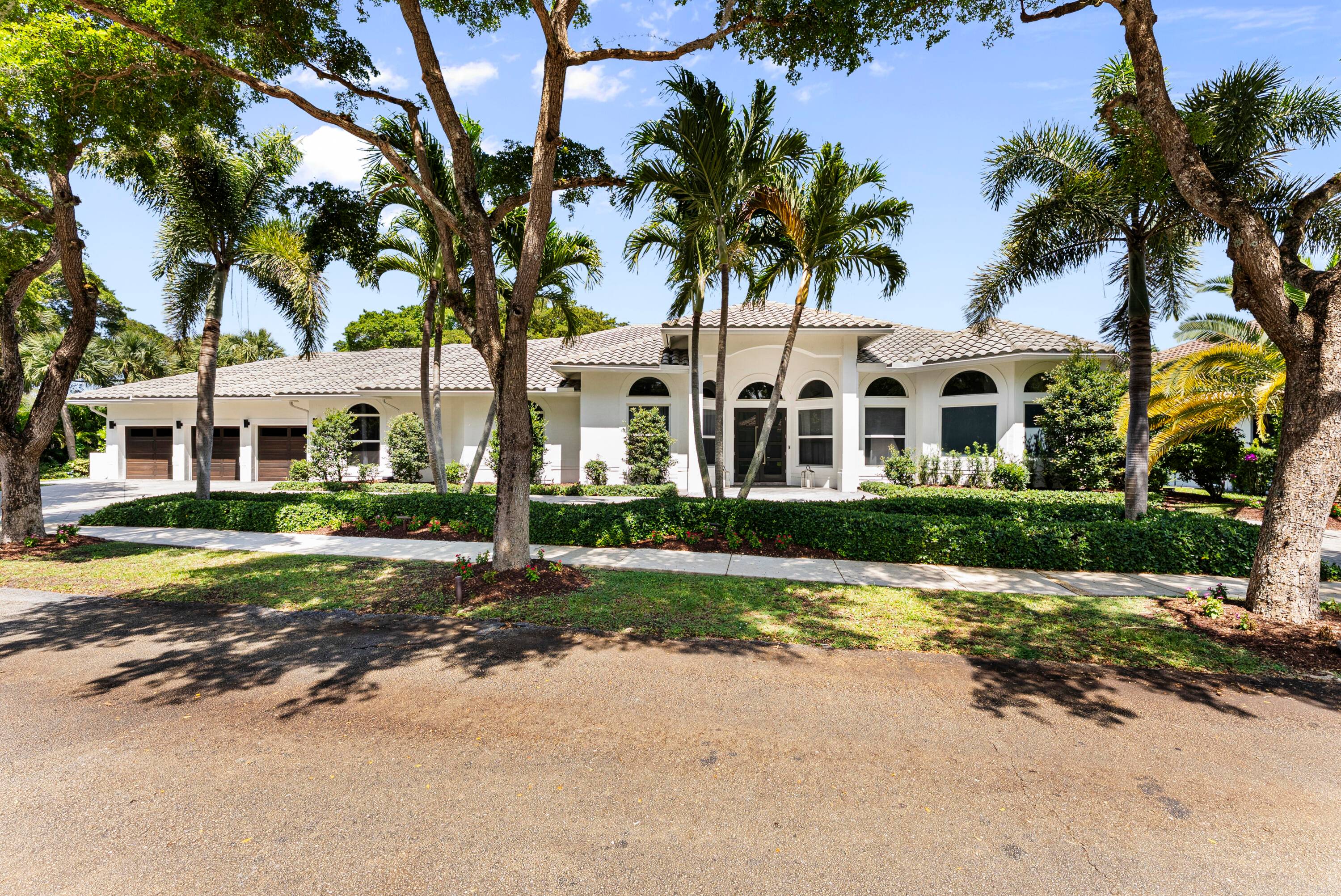 PRICED TO GO NOW ! THE PERFECT LAYOUT AWAITS YOU IN THIS 5 BEDROOM, 5 BATHROOM HOME.