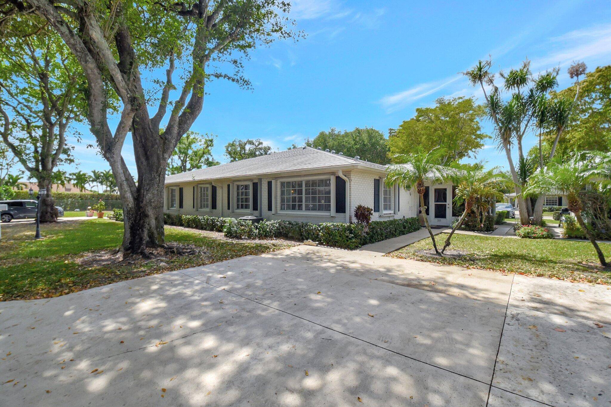 This Charming Villa in Limetree is being offered fully furnished and turnkey !