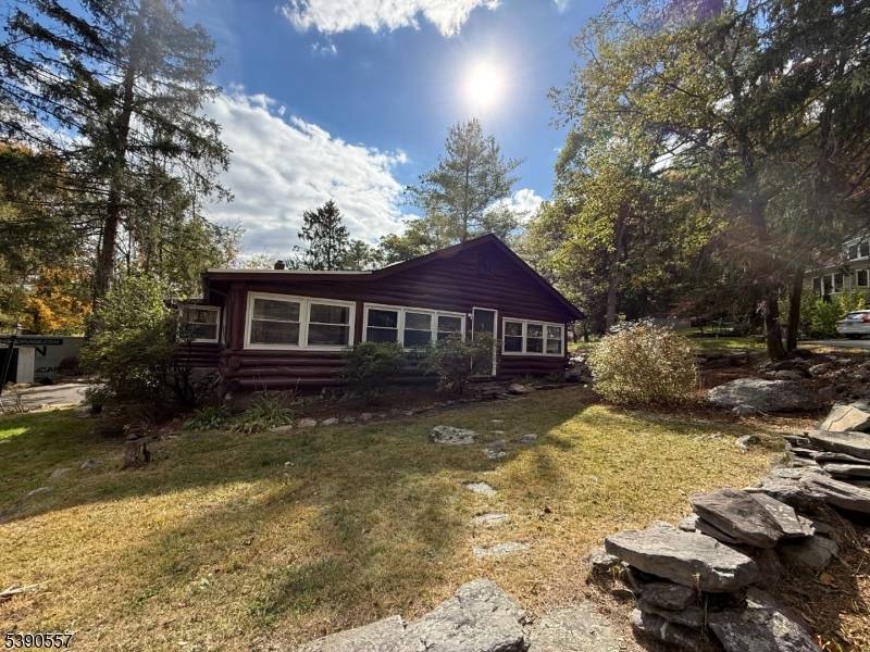 Pinecliff Lake 2 BR Log home with an open floor plan.