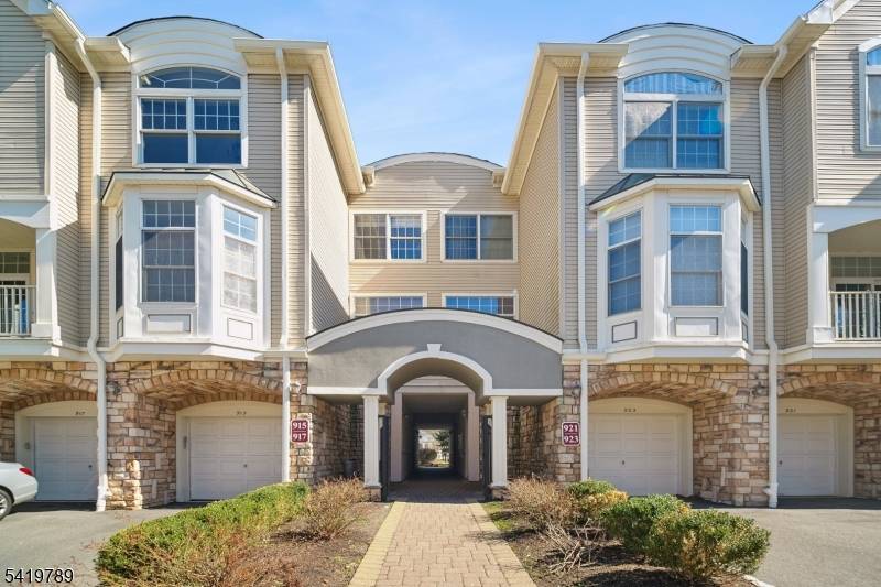 Excelsior End unit at Regency Club, Freshly painted and move in ready !