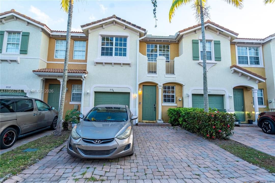 Discover the potential of this charming lakefront townhome in one of the most desirable areas of Homestead.