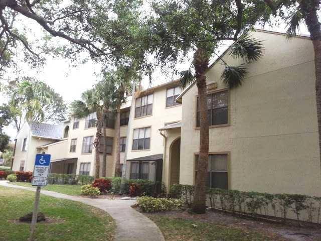 Beautiful 2 bed, 1 bath in Boynton Landings.