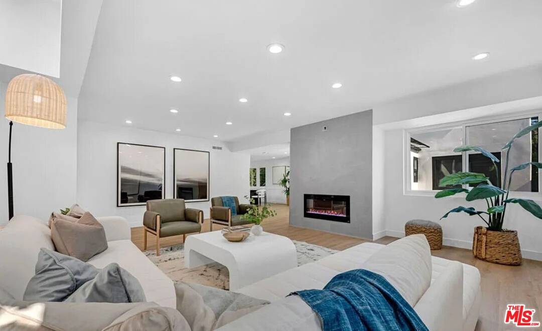 418 N Bowling Green Way 5BR Brentwood La