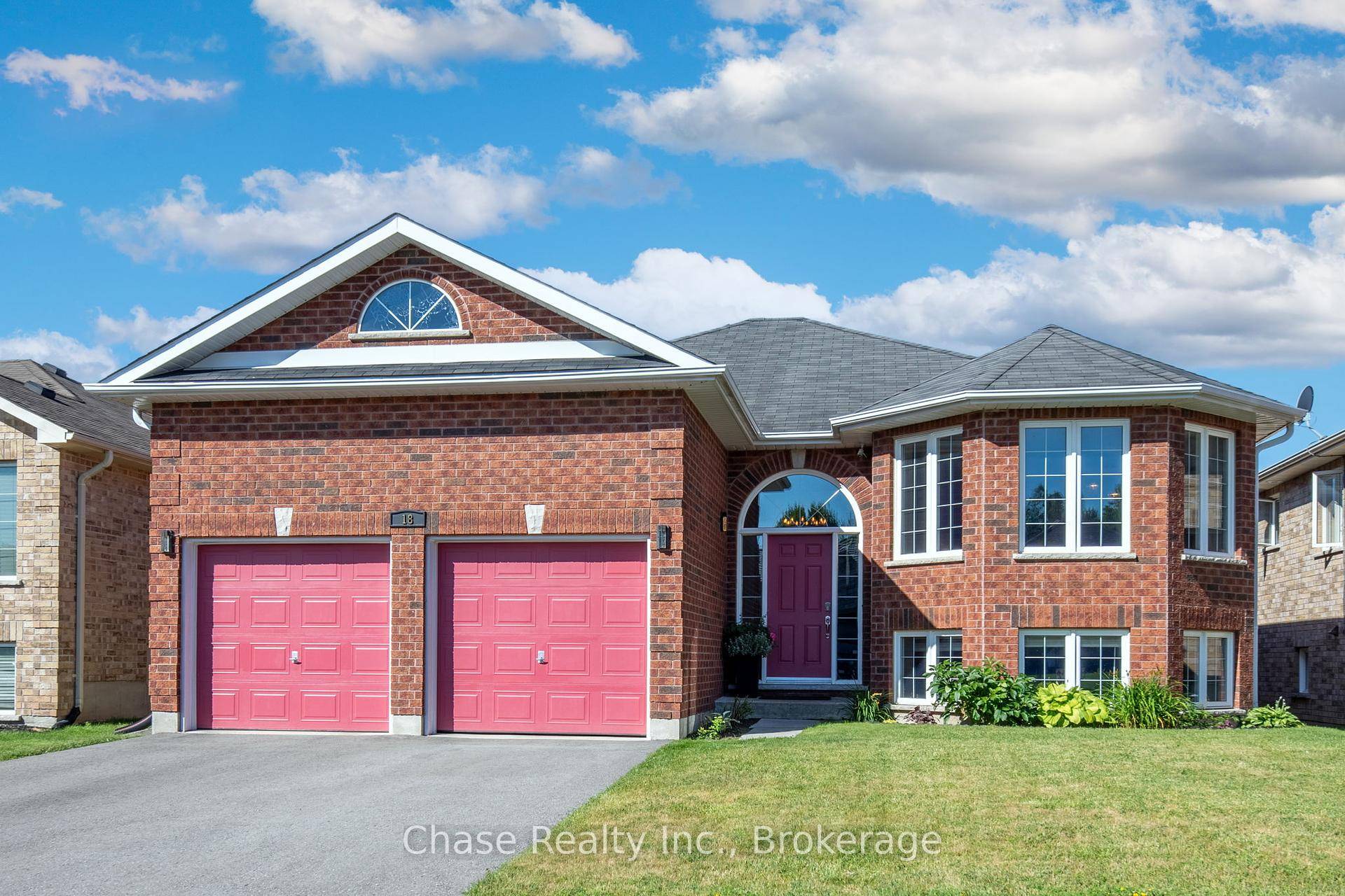 Welcome to Your Dream Bungalow in Penetanguishene.