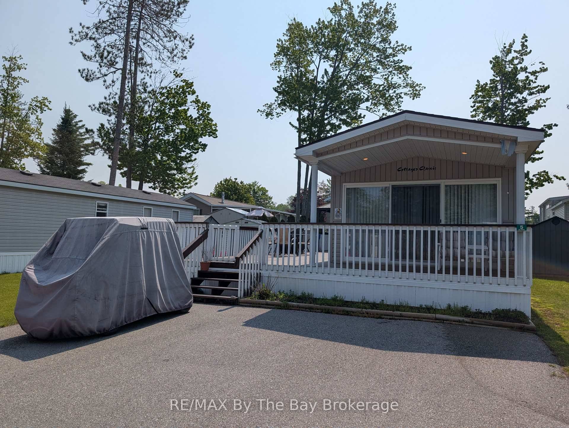Escape to your ideal summer retreat at Wasaga Countrylife Resort with this pristine 2007 Northlander Cottager Classic front porch model where comfort meets convenience.