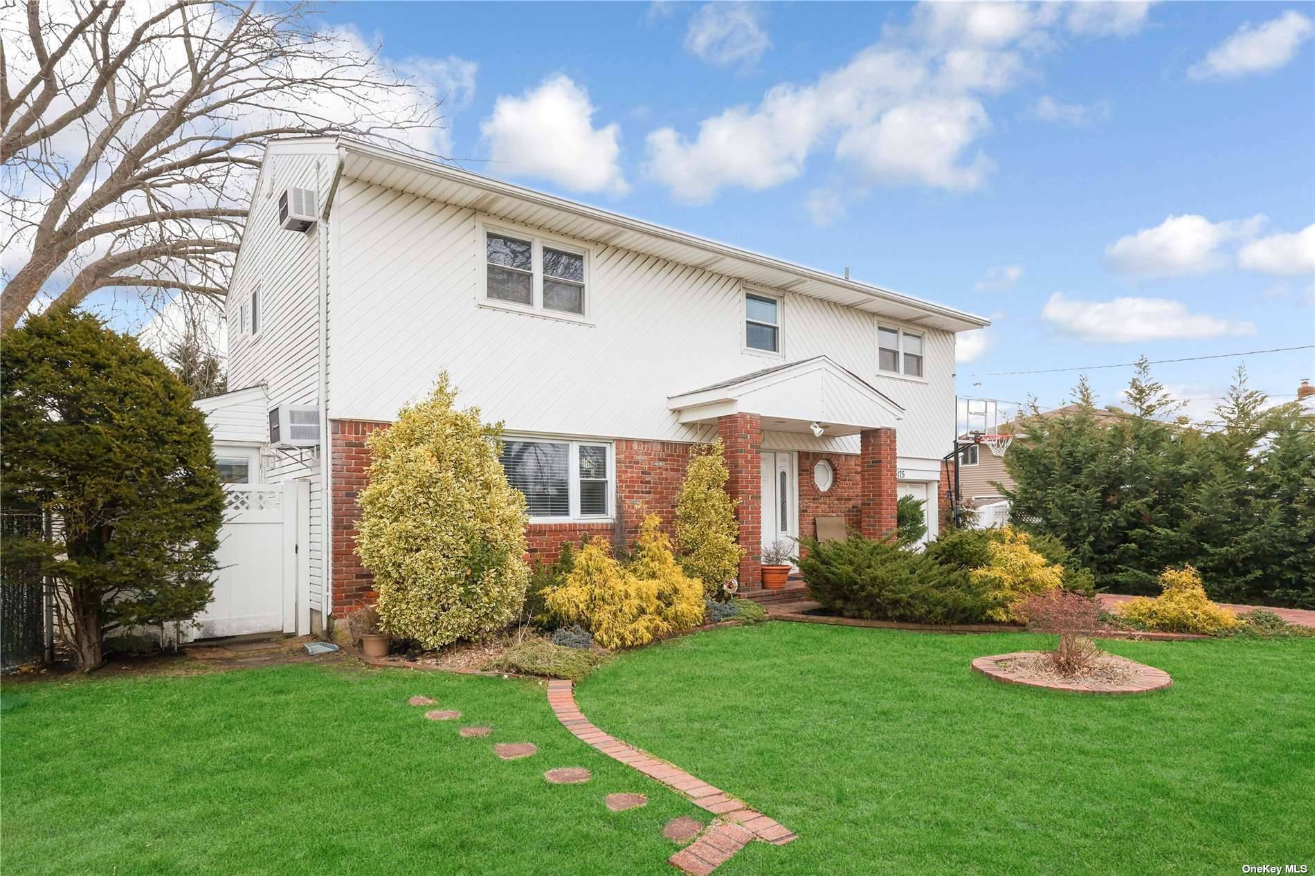 Welcome to 175 Maxine Court a Spacious Splanch on Oversized Property featuring a state of the art kitchen with quartz countertops, stunning island and stainless steel appliances.