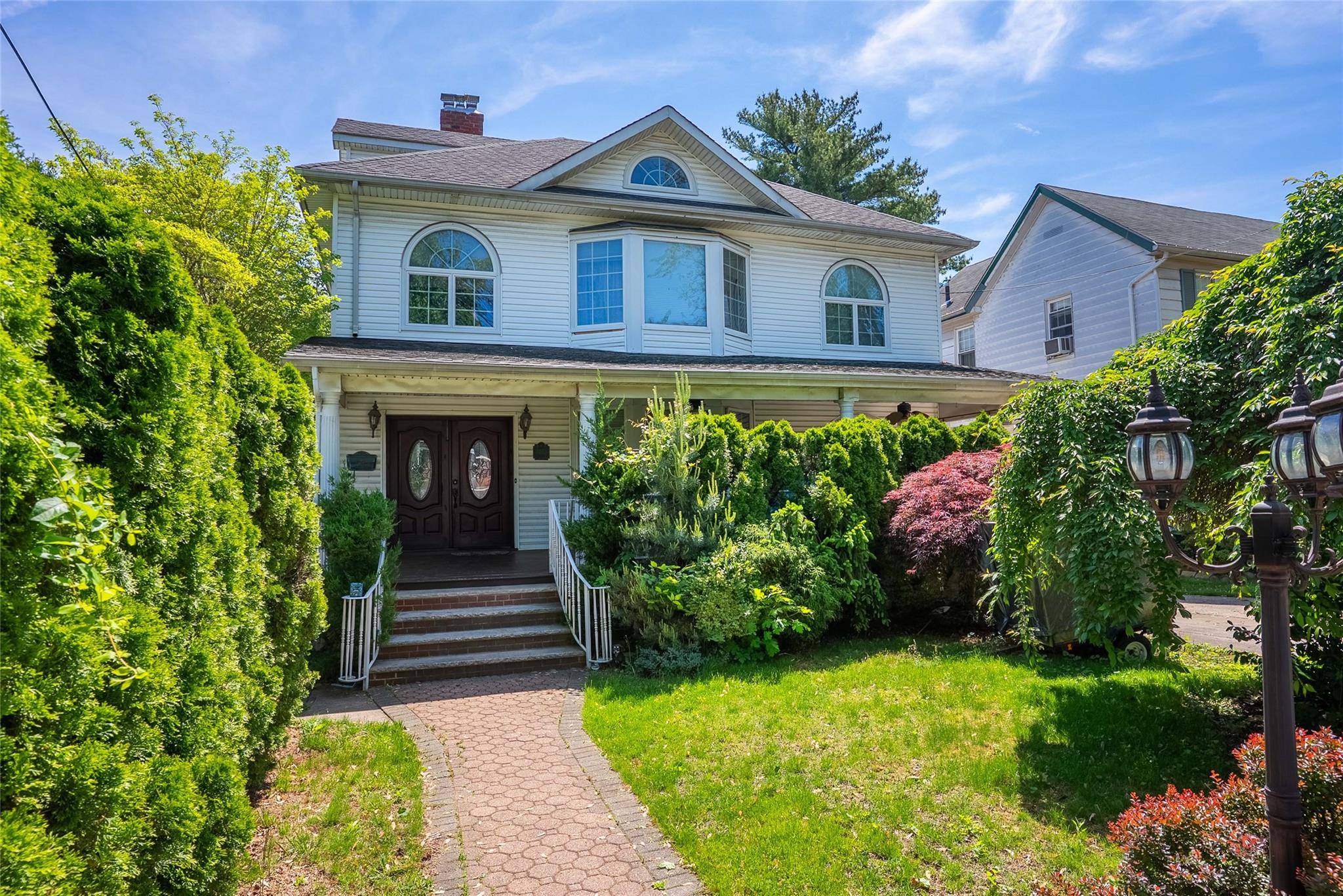 North Flushing Beautiful 1 family house with 50 101 5050 lot size.