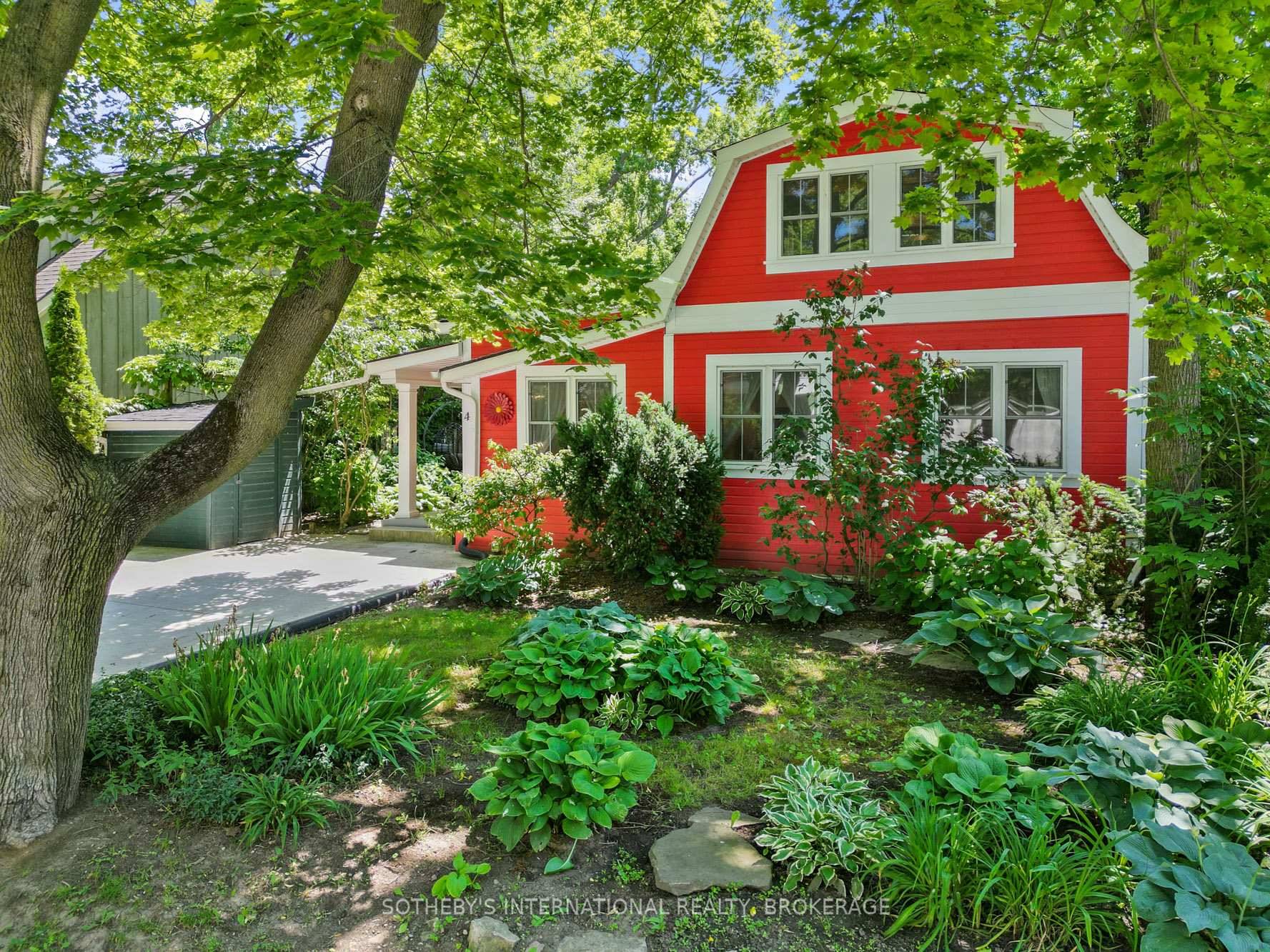 On the outskirts of the old town, away from the hustle and bustle of the tourists, this adorable 1 1 2 story, 3 bedroom, 2 bathroom home is located within ...
