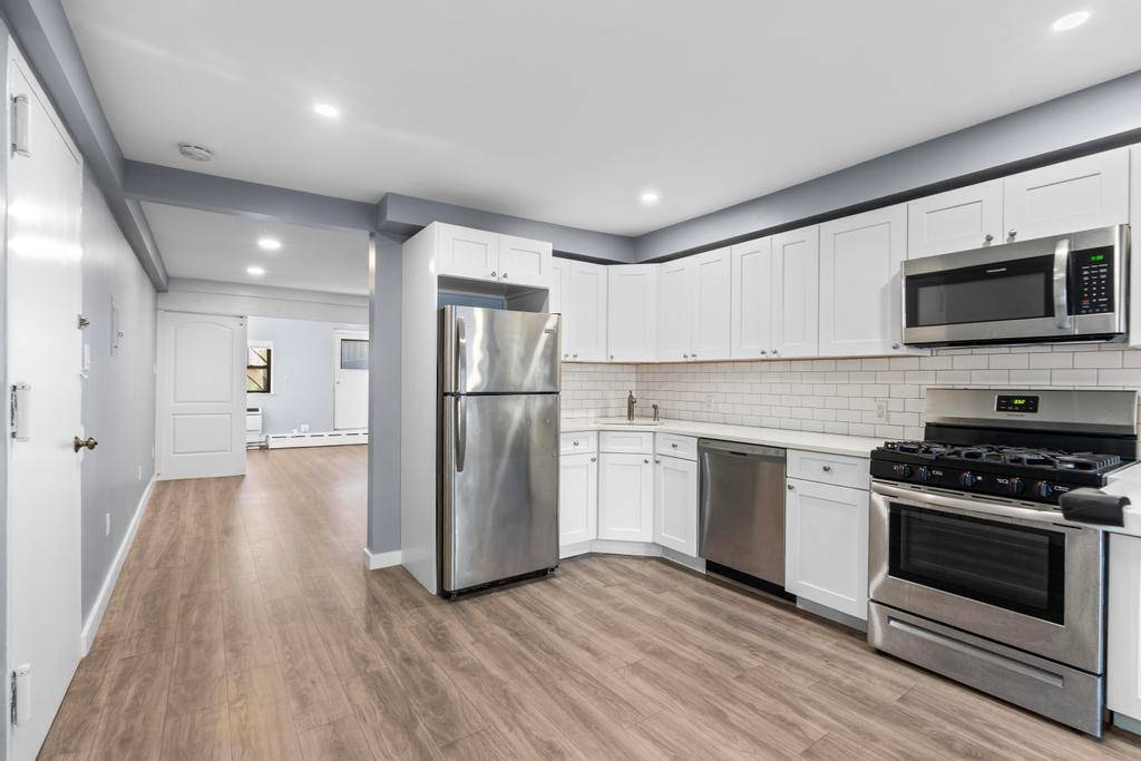 No Broker Fee Prime West Chelsea Residence with Direct High Line Access Located in the heart of West Chelsea's Galleria district, this second floor floor through apartment combines style and ...