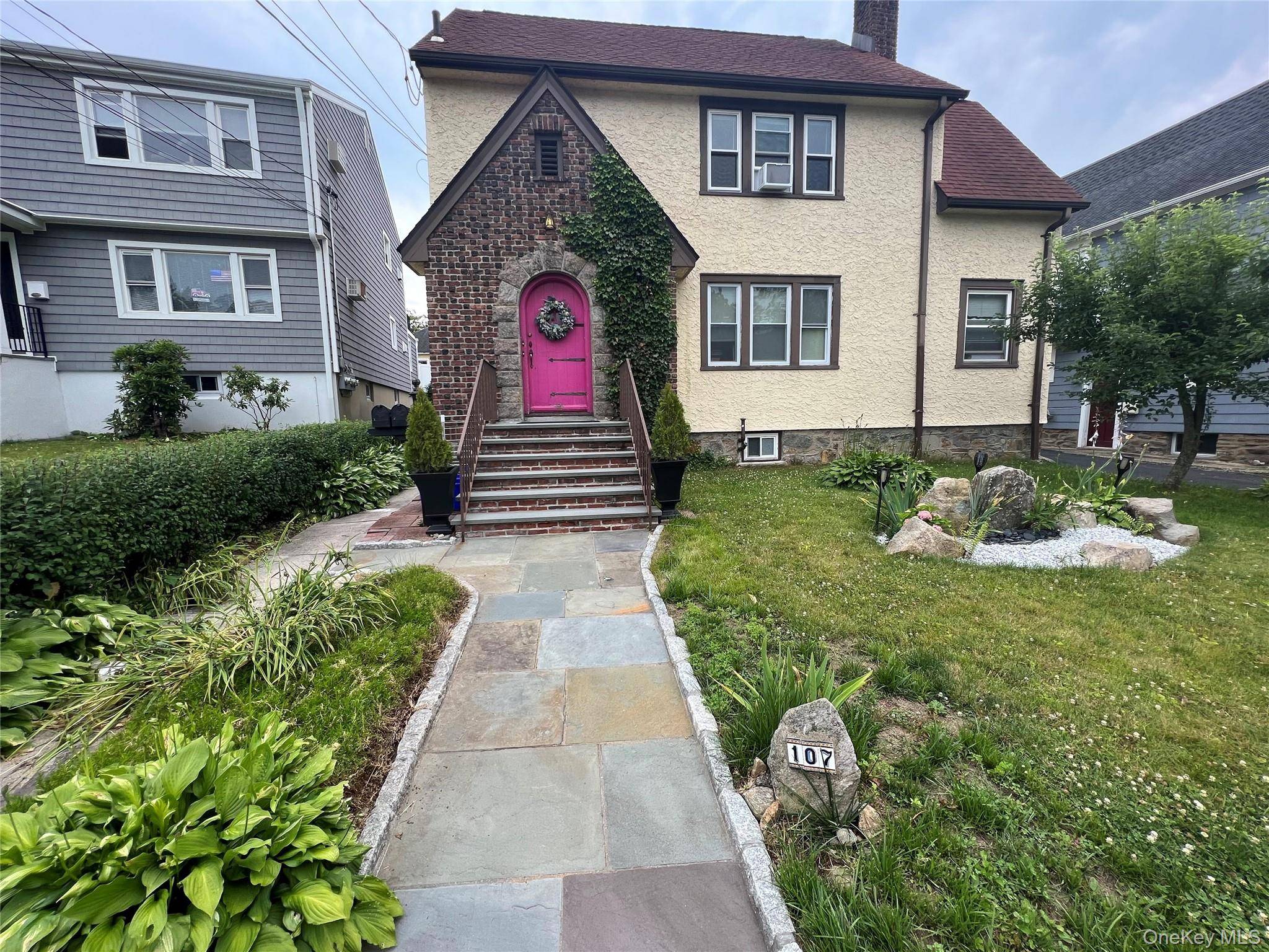 Convenient Location. Close to Railroad, Shop, Park and Parsons Elementary School.
