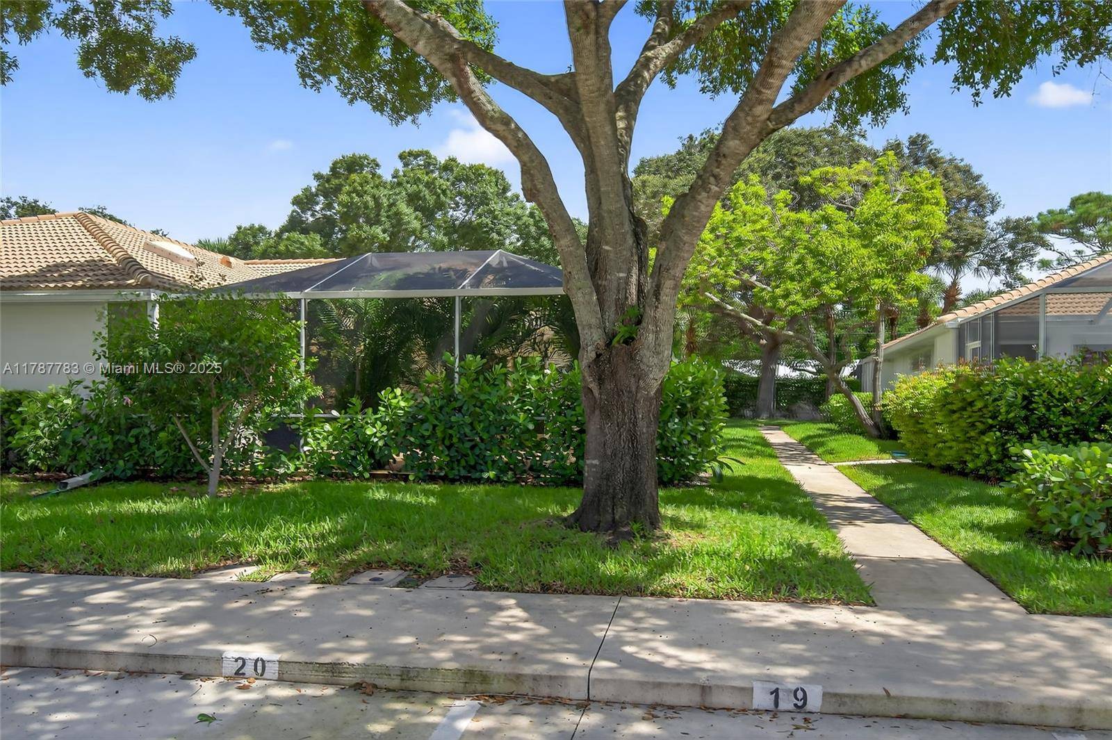 Immaculate 2Br 2Ba home in a sought after Sun Terrace at the Oaks community.