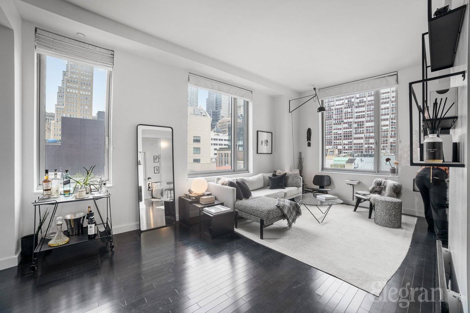 Sun filled high floor, corner one bedroom suite at the Glamorous Smyth Upstairs boutique Condo.
