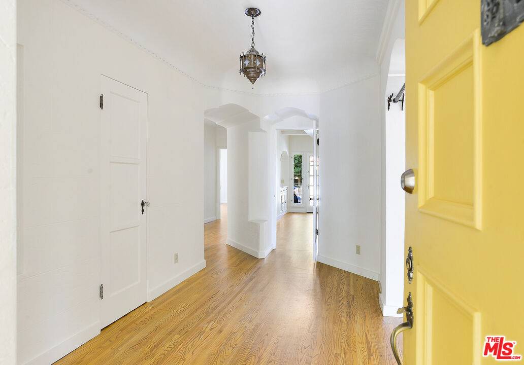 6137  W 6th St 3BR Beverly Grove La