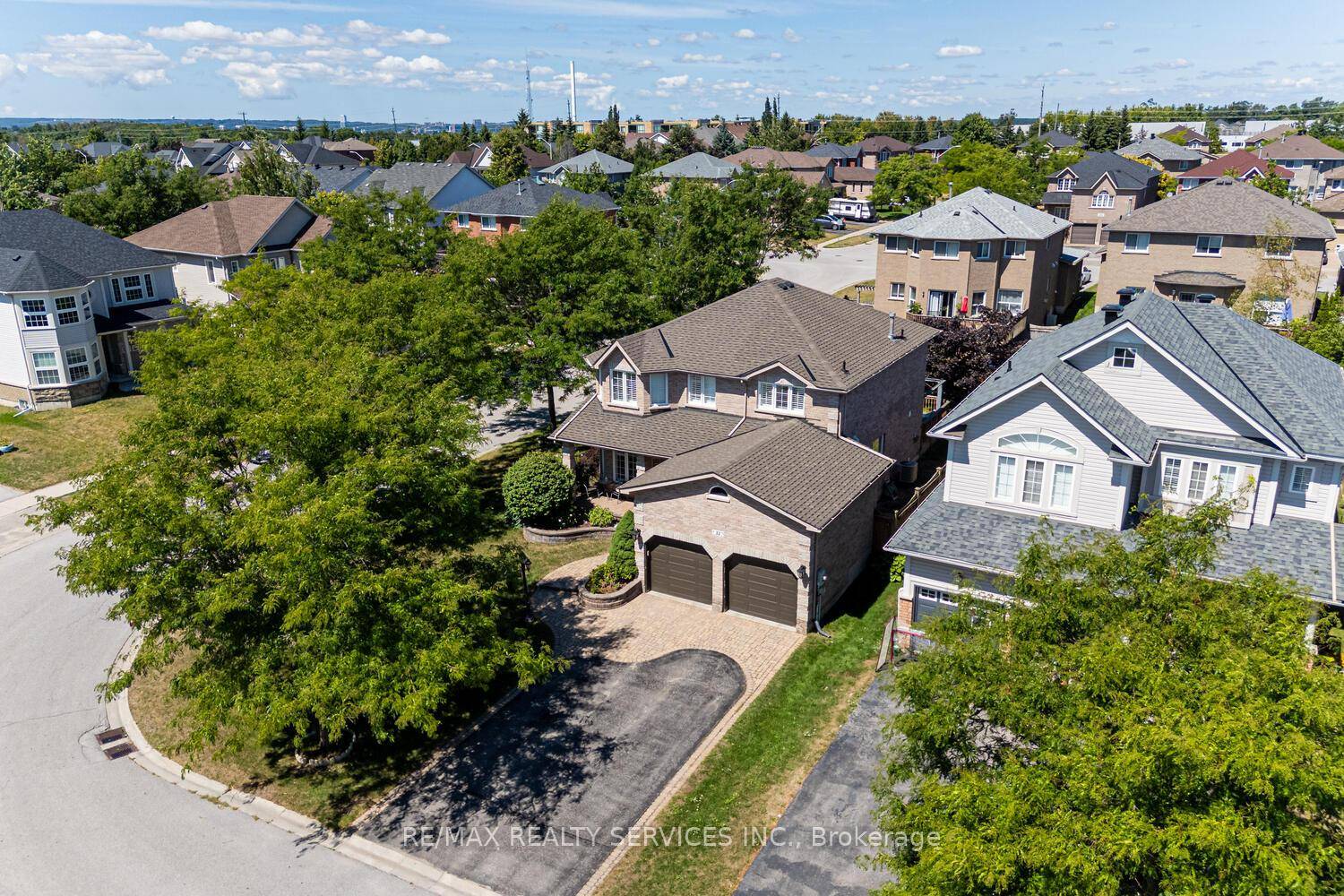 Welcome to 22 Sovereigns Gate, a beautifully appointed and spacious 4 bedroom, 4 bathroom detached home located in one of Barrie's most desirable and family friendly neighborhoods.