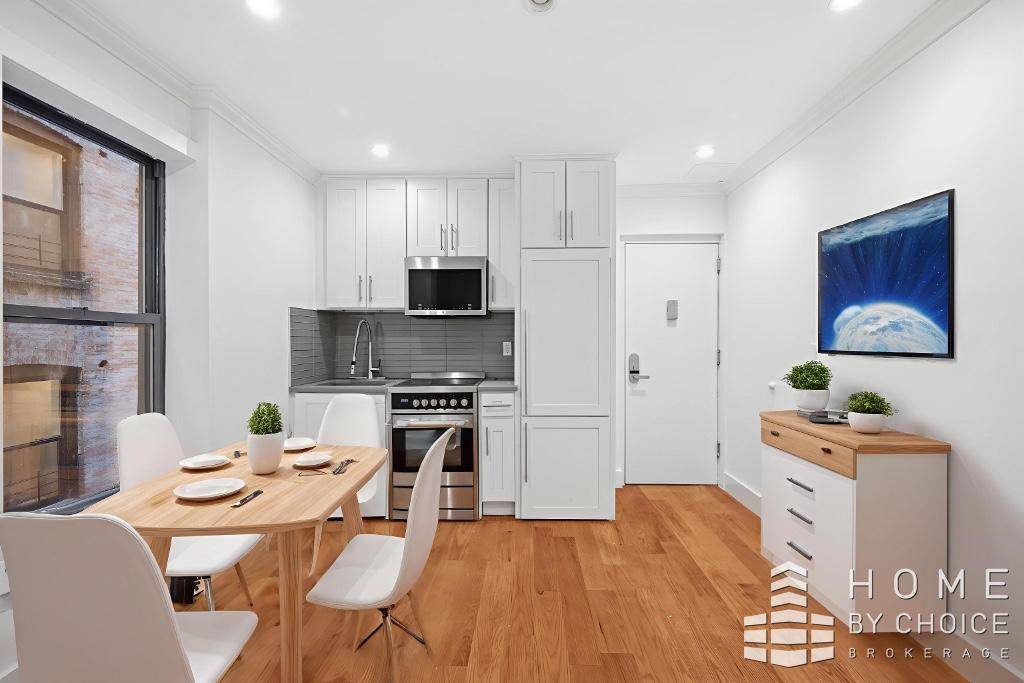 OPEN HOUSE BY APPOINTMENTWASHER DRYER IN UNITWelcome to the opportunity at Unit 10 of 409 East 84th Street, a beautifully maintained six story pre war building rising in the heart ...