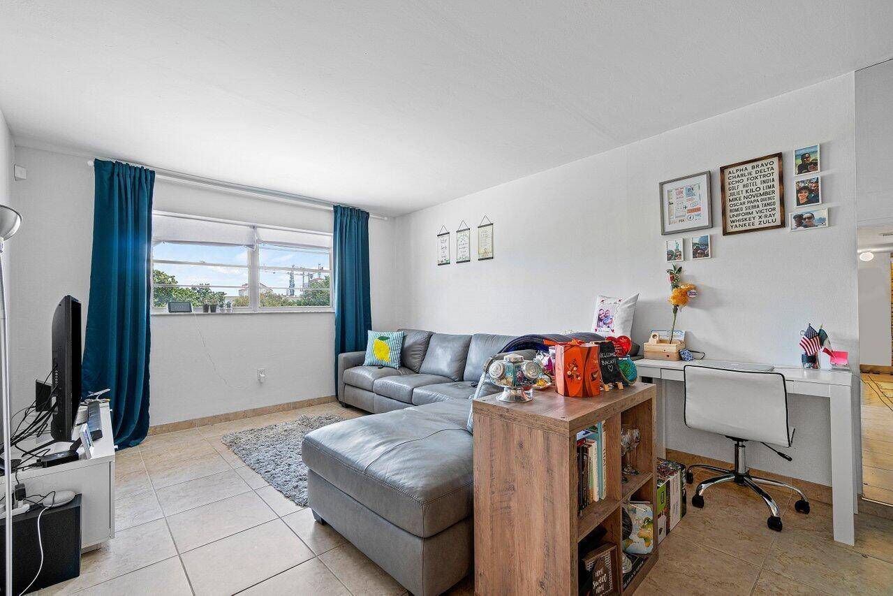 Great 1 BR apartment in the heart of downtown Boca Raton !