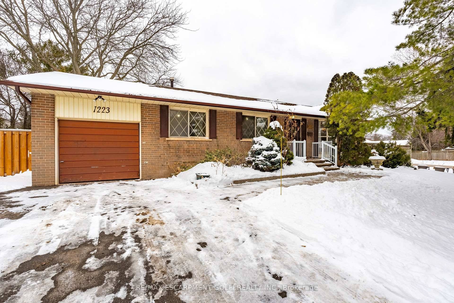 Welcome to College Park, one of Oakville's most sought after neighbourhoods !