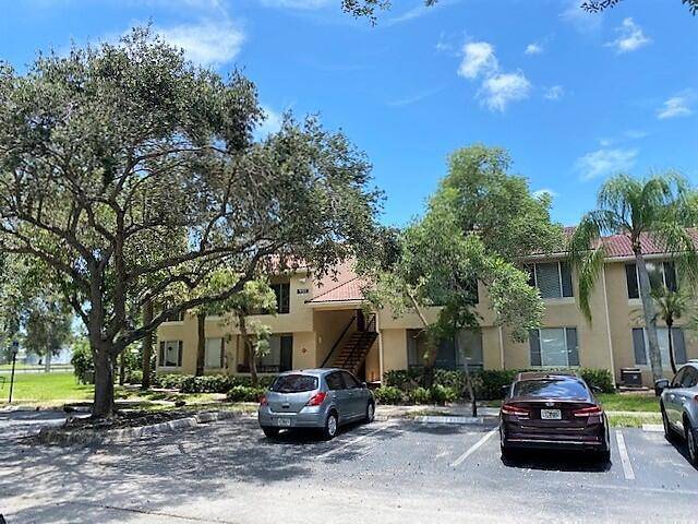 Updated 2 bedroom, 1 bathroom corner unit on the second floor featuring vaulted ceilings and beautiful large tile flooring throughout.