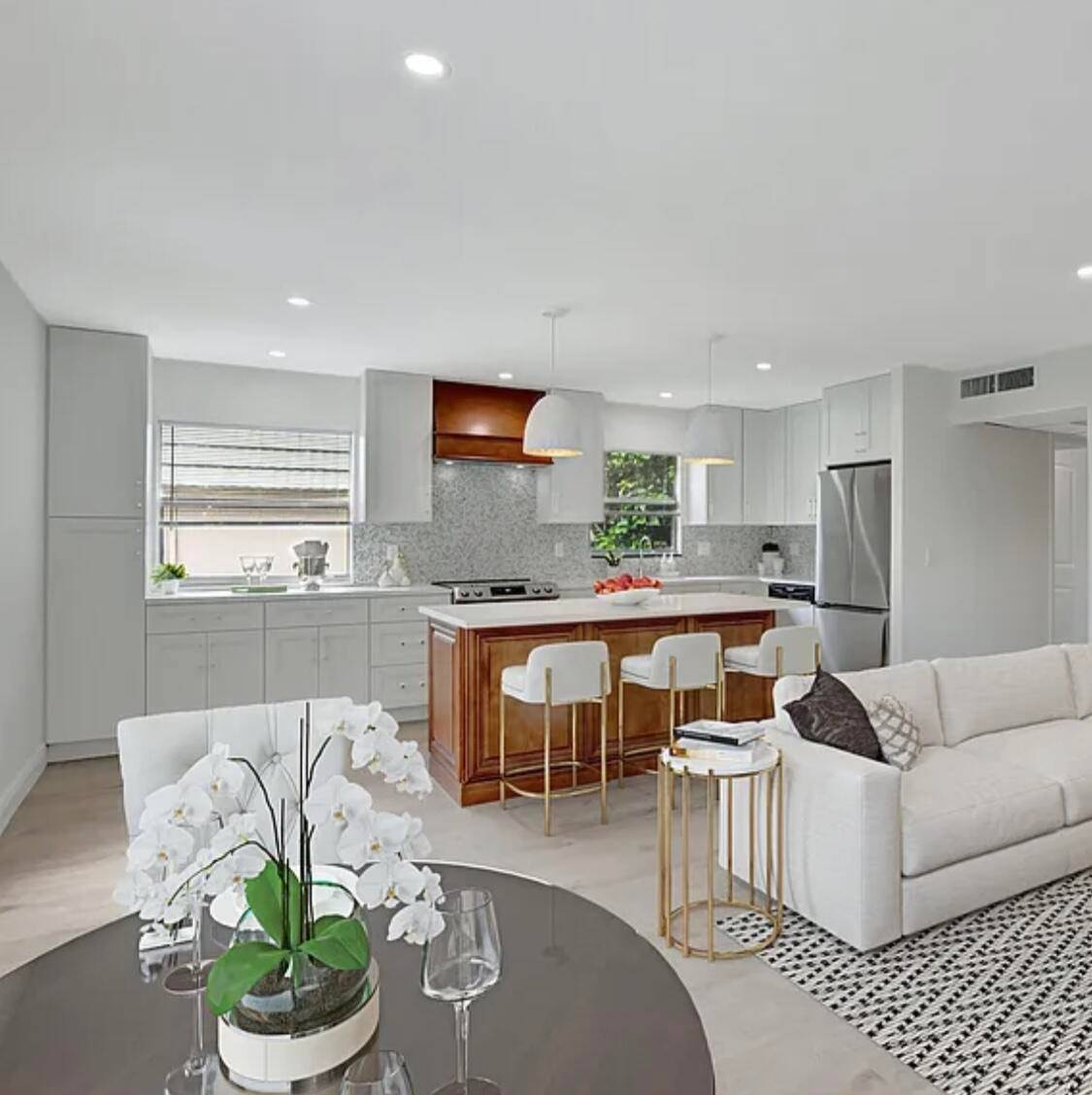Beautifully updated condo in the heart of Kings Point !