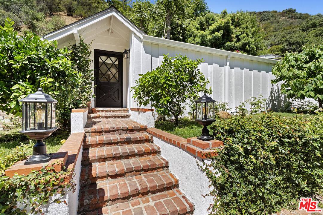 3933   Mandeville Canyon Rd 3BR Brentwood La