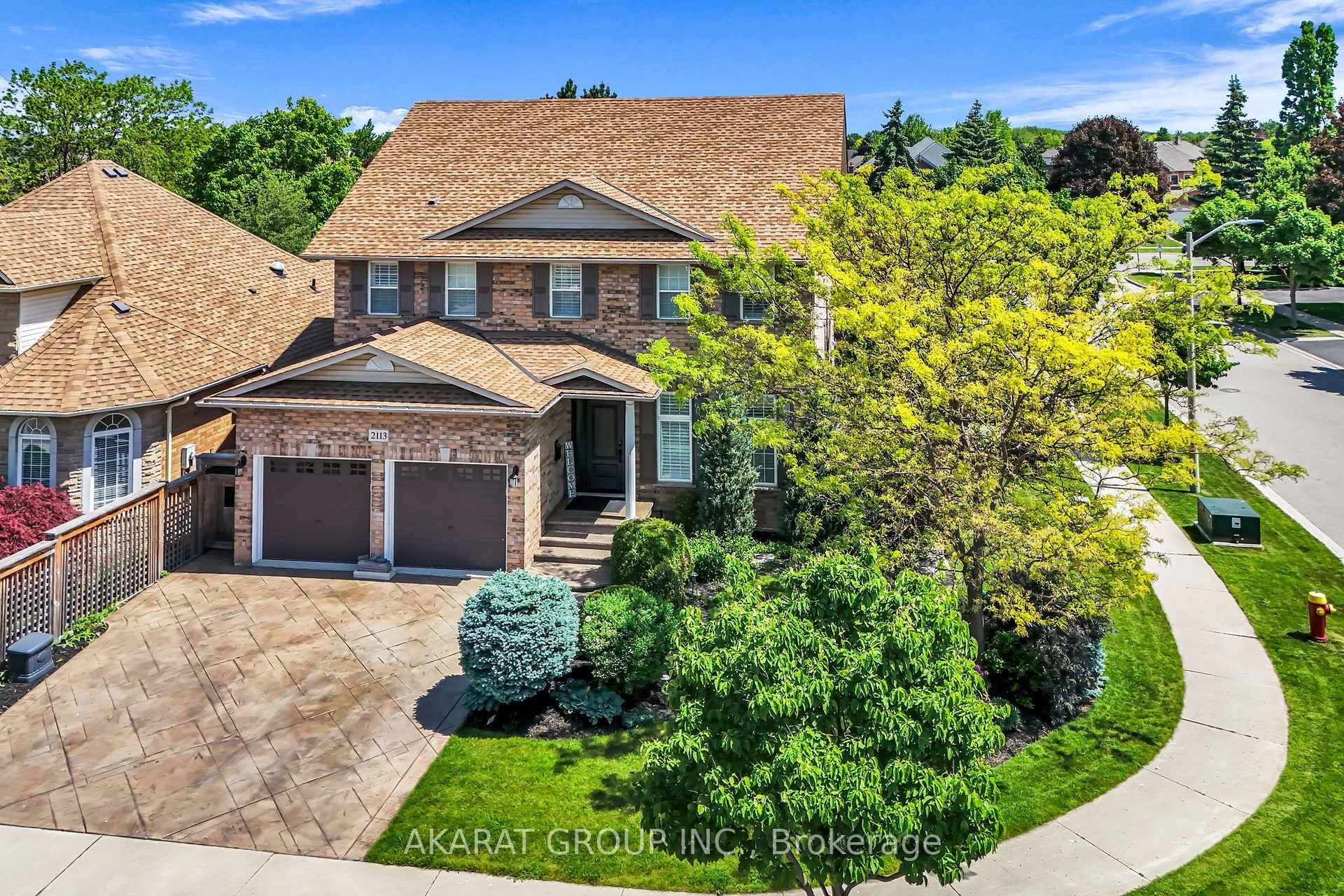 Welcome to 2113 Dalecroft Crescent, nestled in the heart of the prestigious amp ; desirable Millcroft neighbourhood.