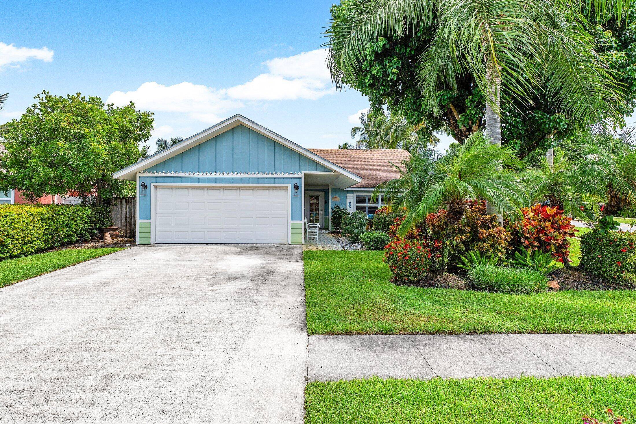 Fully Renovated 2 Bedroom Plus Den in Prime Boynton Beach Location !