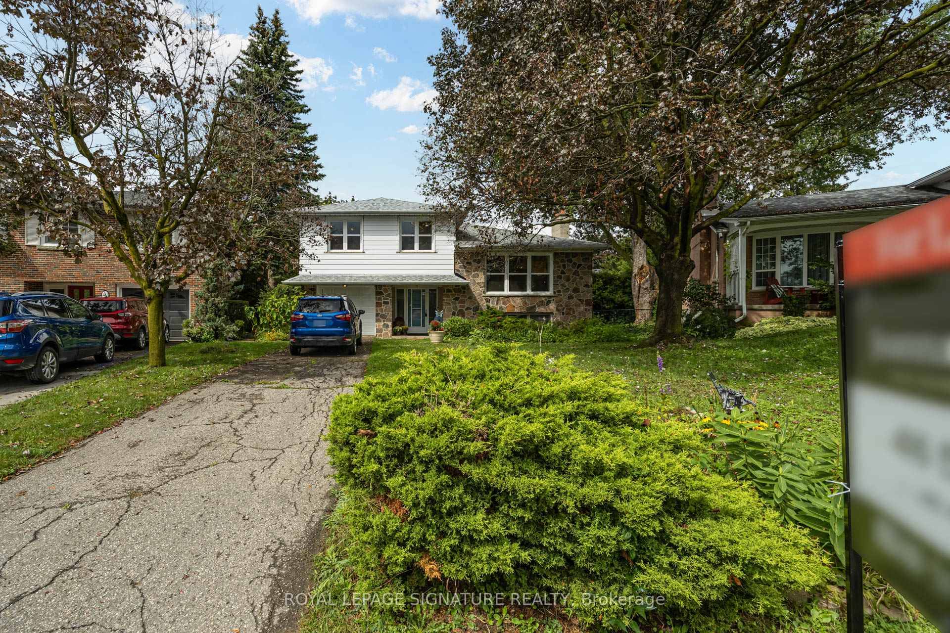 Discover the perfect blend of suburban tranquility and urban convenience !