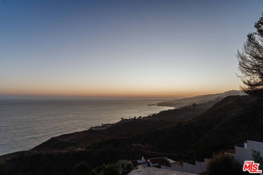 20799   Cool Oak Way Malibu La