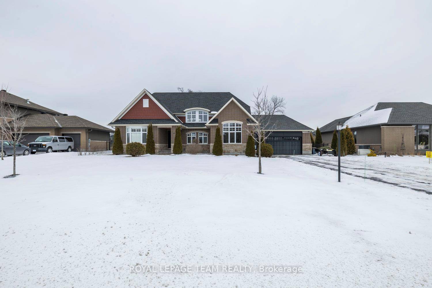 Welcome to 3, 620 square feet of luxurious living space in this stunning bungalow with loft, located in the highly sought after community of Manotick !