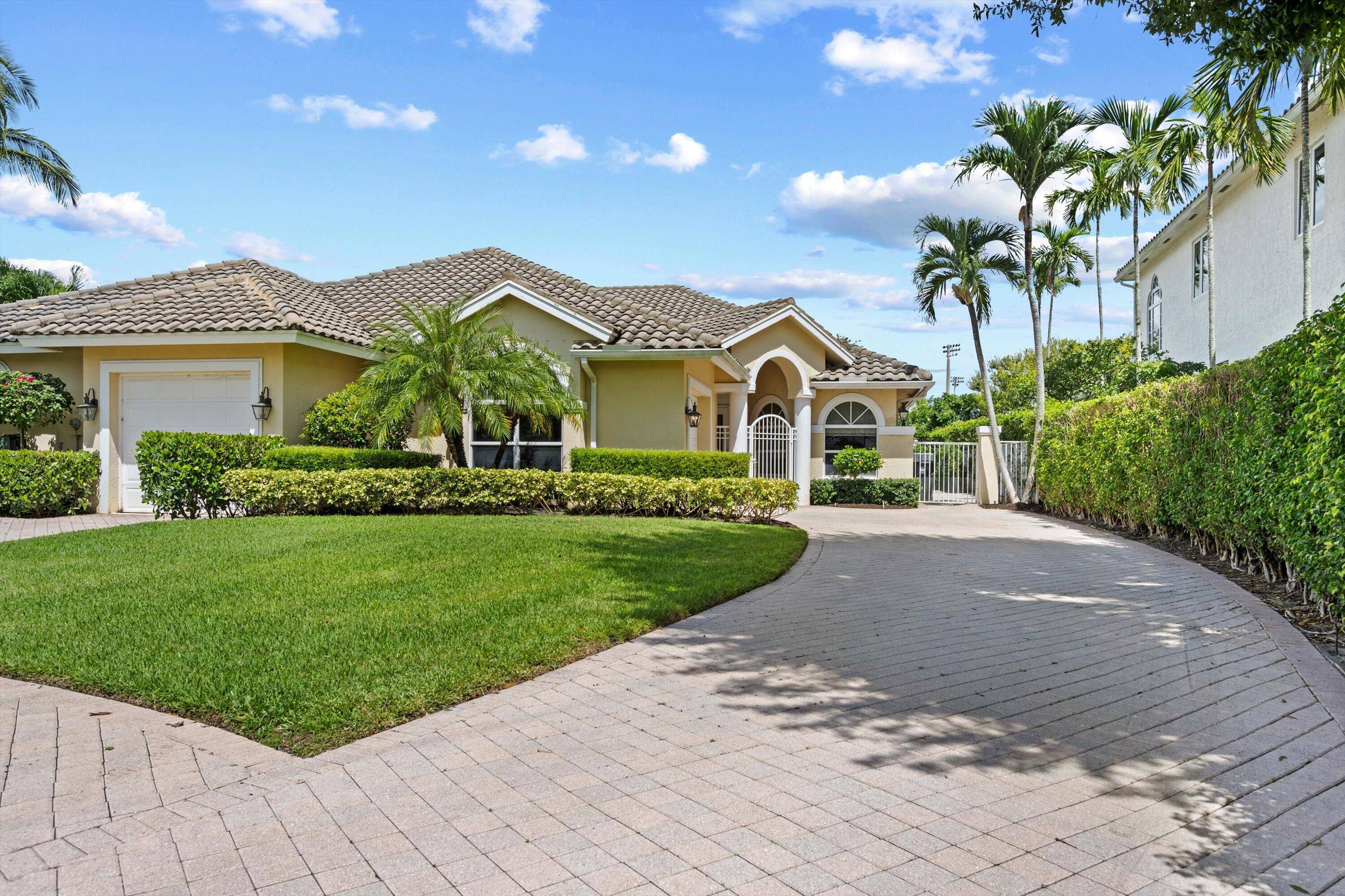 This 3 bedroom, 3 bath property offers direct views of the horse show and is designed for both comfort and style, featuring volume ceilings and an abundance of natural light ...