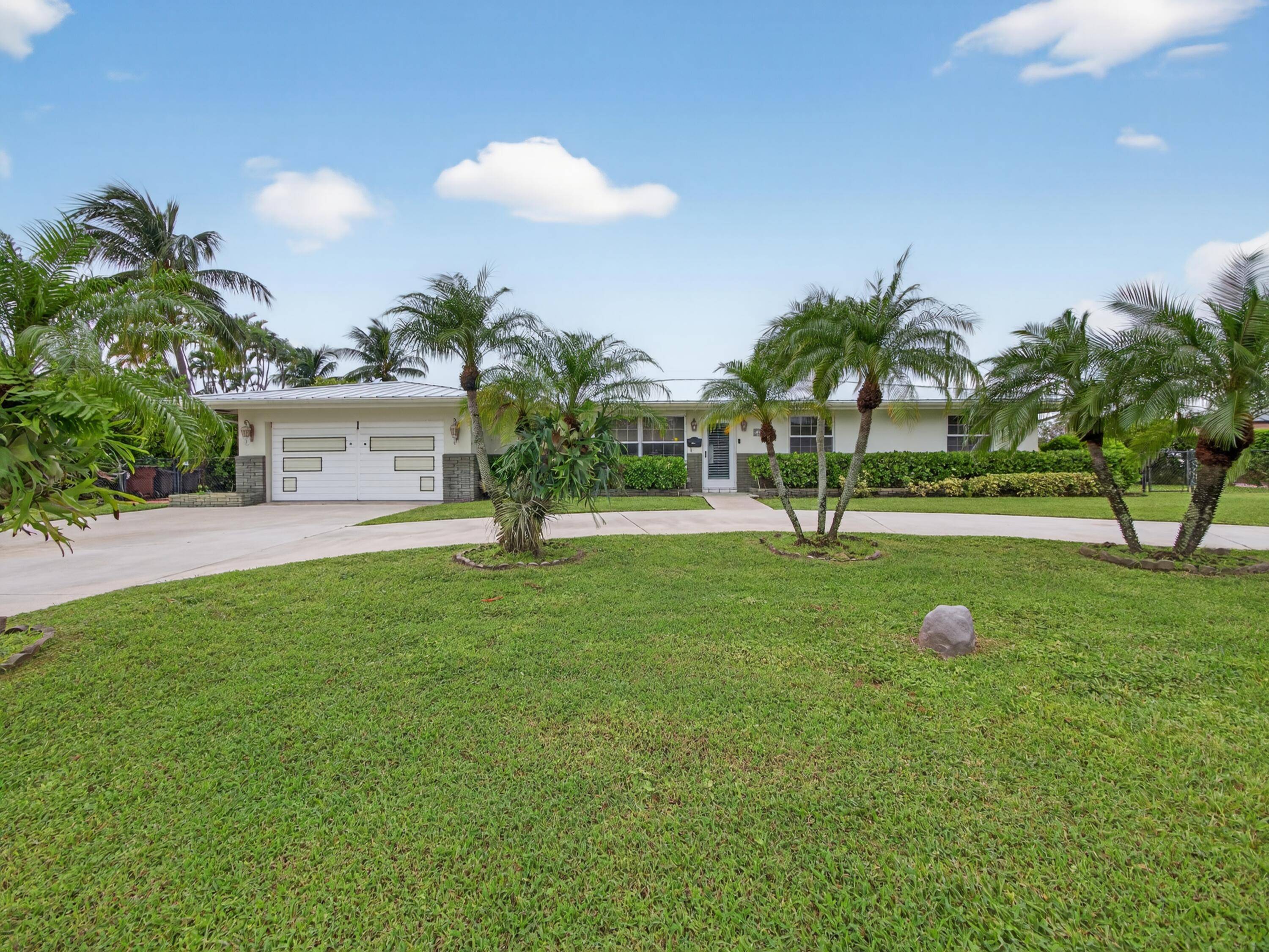 Discover the waterfront lifestyle you've been dreaming of in this charming 3 bedroom, 2 bathroom home nestled in the heart of Lake Clarke Shores with no HOA to restrict your ...