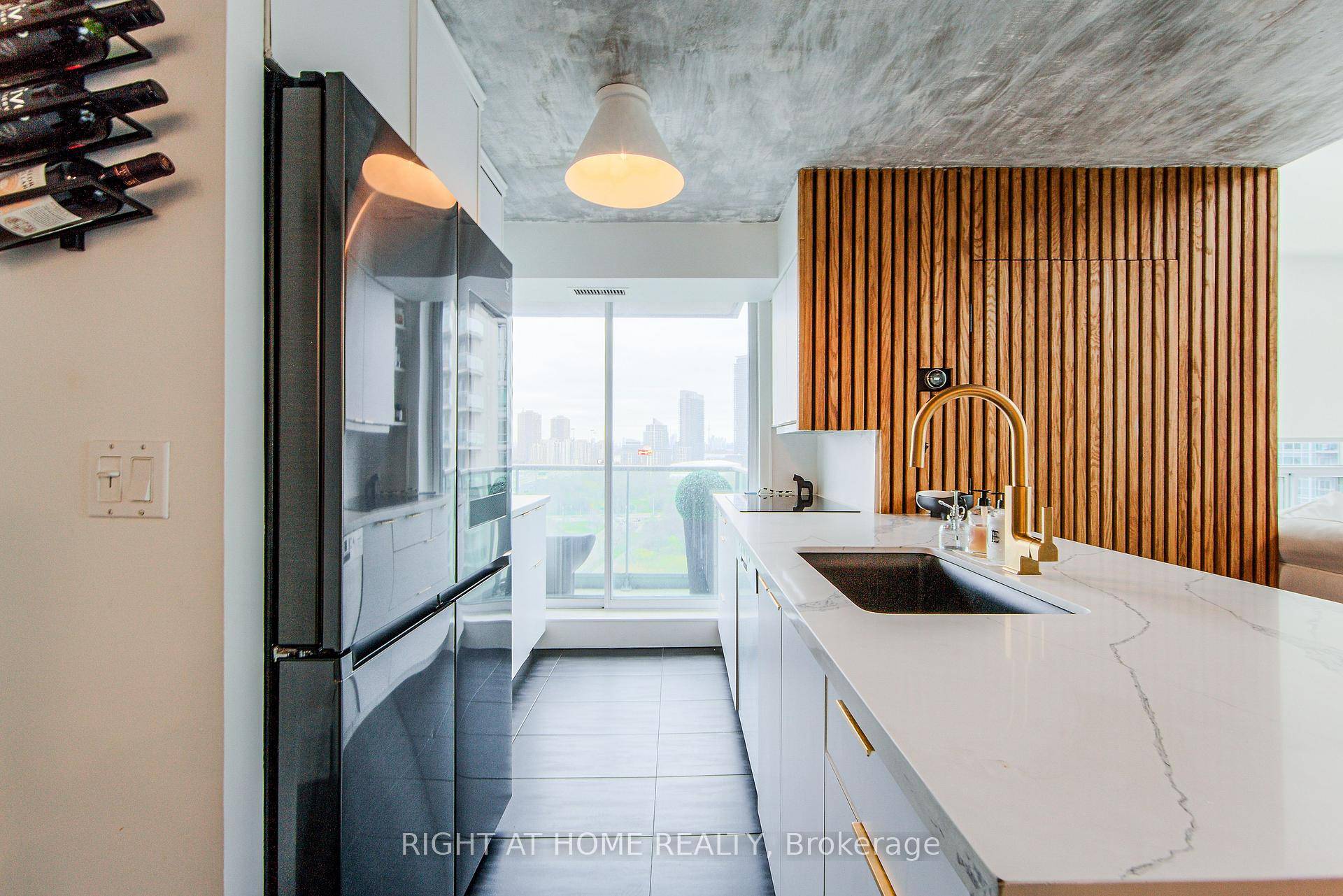 Welcome to Mystic Pointe lofts in Mimico !
