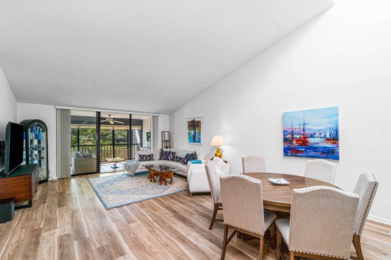 3 MONTH SEASONAL LEASE WITH GOLF MEMBERSHIP 10 1 2025 to 1 15 2026 Welcome to this modern 2BR 2BA in Eastgate at Hunters Run Country Club.