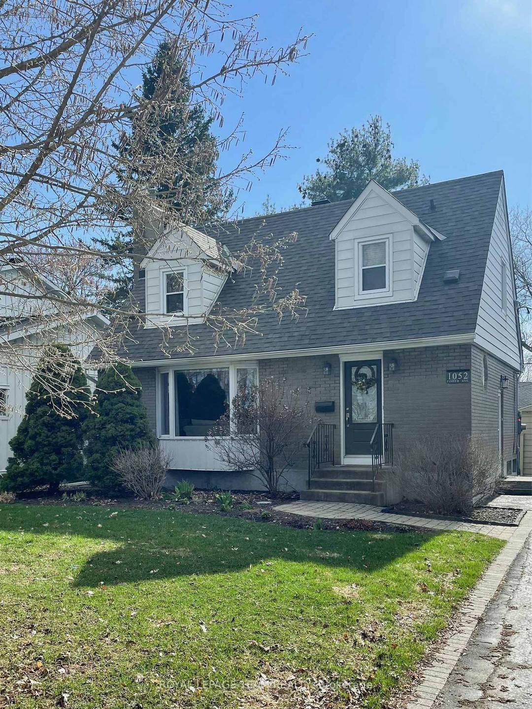 Welcome to this inviting two storey family home, perfectly positioned directly across from the Experimental Farm in the sought after Carlington neighbourhood.