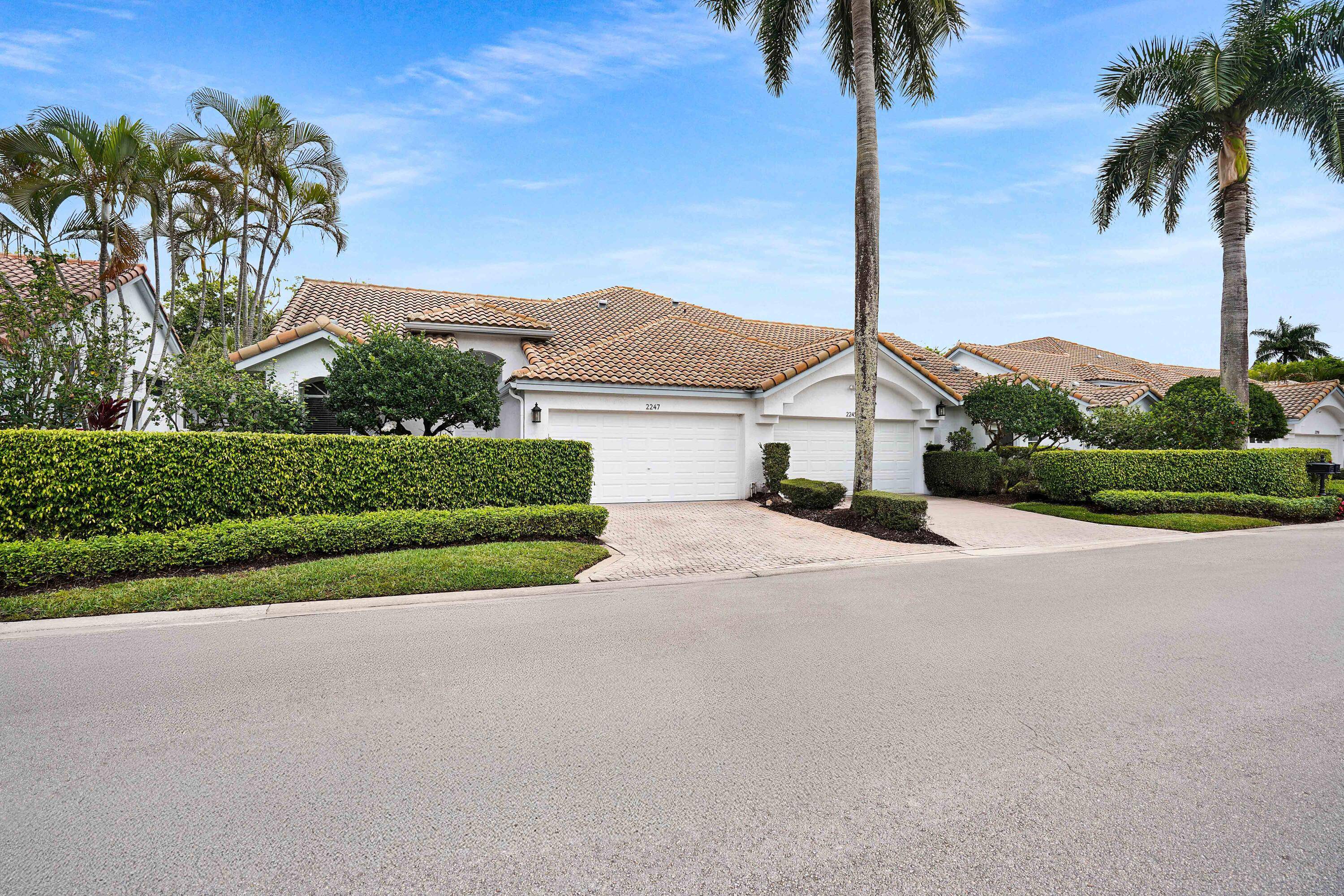 Exquisite Courtyard Townhome in Broken Sound Country ClubExperience the elegance of country club living in this beautifully appointed 3 bedroom, 3 bathroom courtyard home in the outstanding Broken Sound Country ...