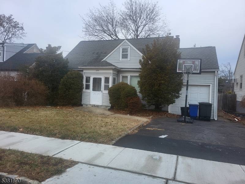 Wonderfull for 1ST TIME HOME BUYERS but sold AS IS.
