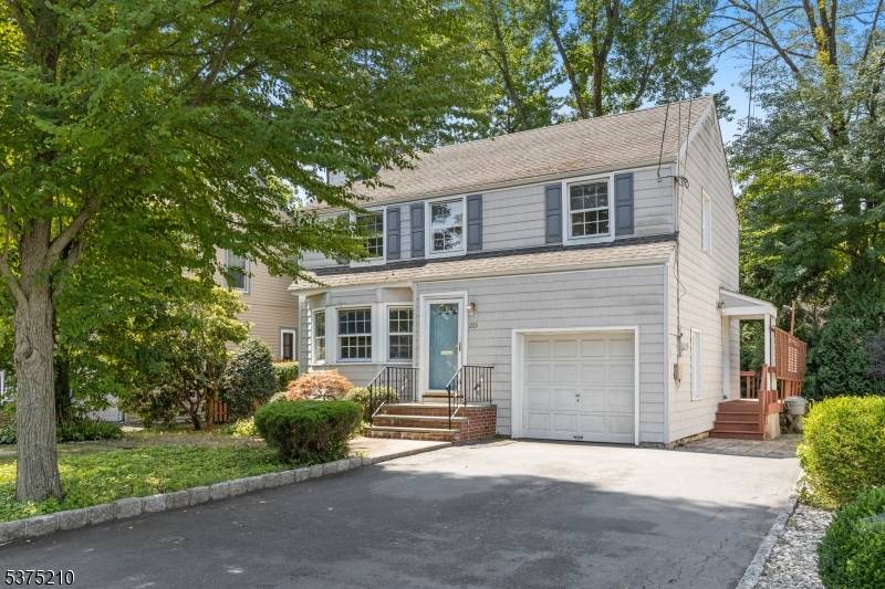 Move right in to this recently updated 3 bedroom, 1.
