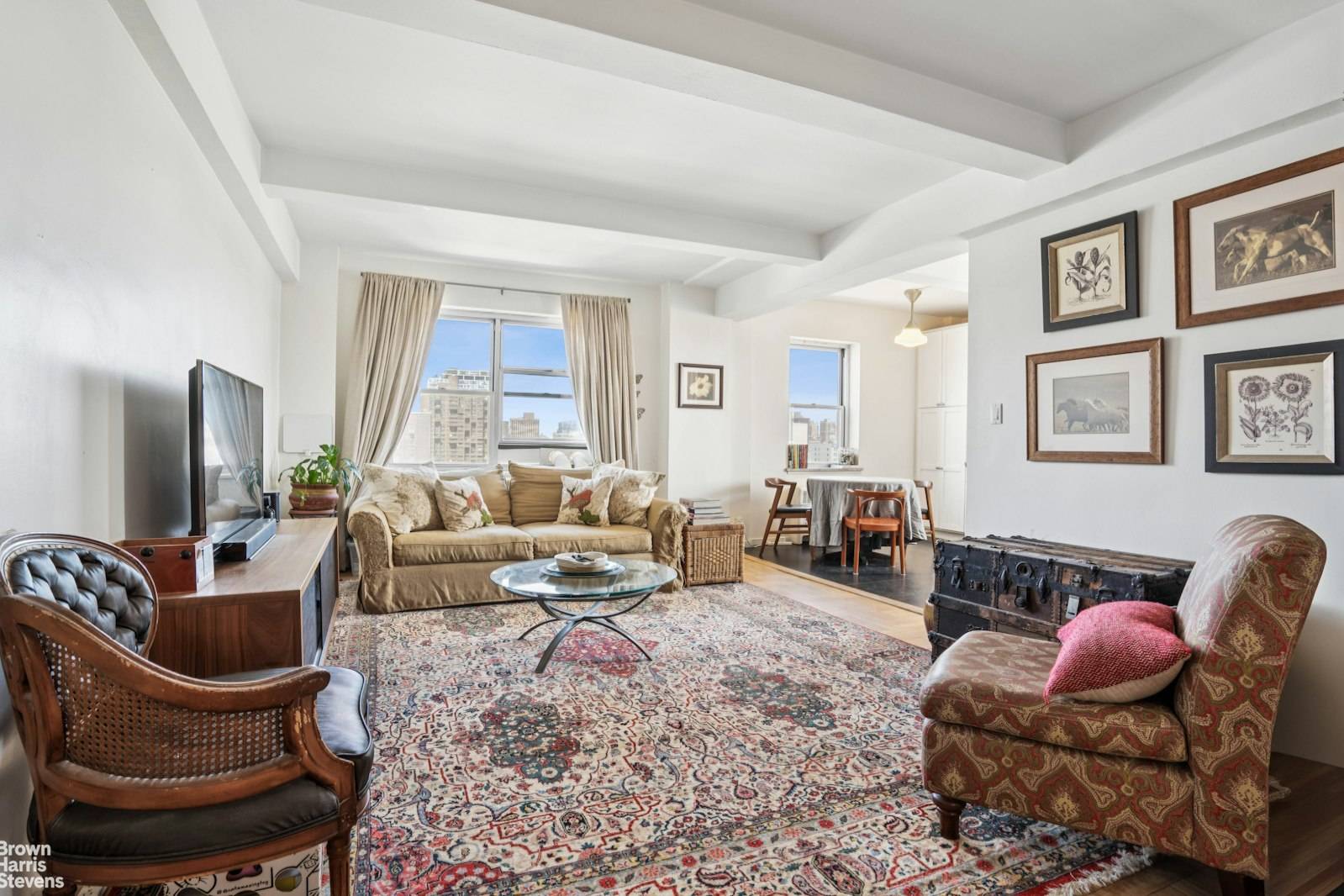 Airy top floor 1 bedroom with western amp ; northern exposures !