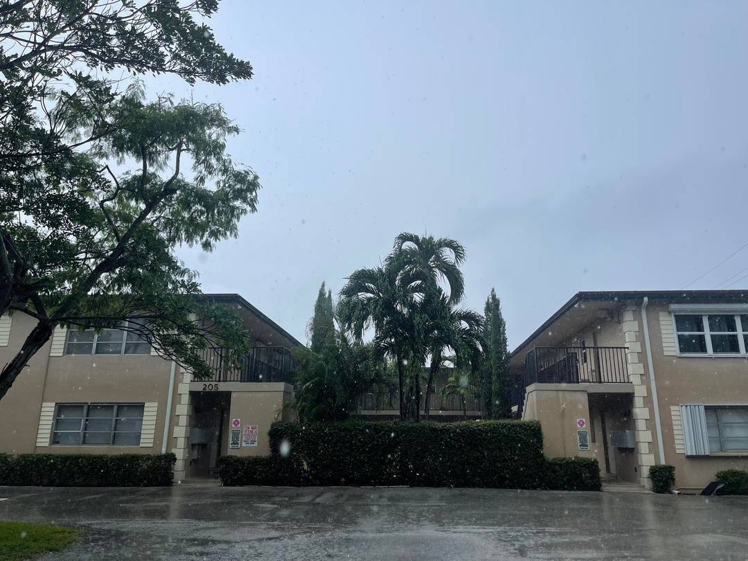 1 1 FIRST FLOOR UNIT. CONVENIENTLY SITUATED WITHIN WALKING DISTANCE TO BOYNTON BEACH DOWNTOWN AREA.